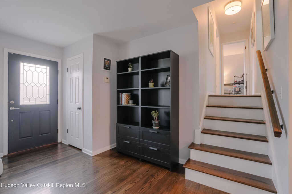 9 Mountain View Court, Rhinebeck, NY 12572 - Photo 4 of 28