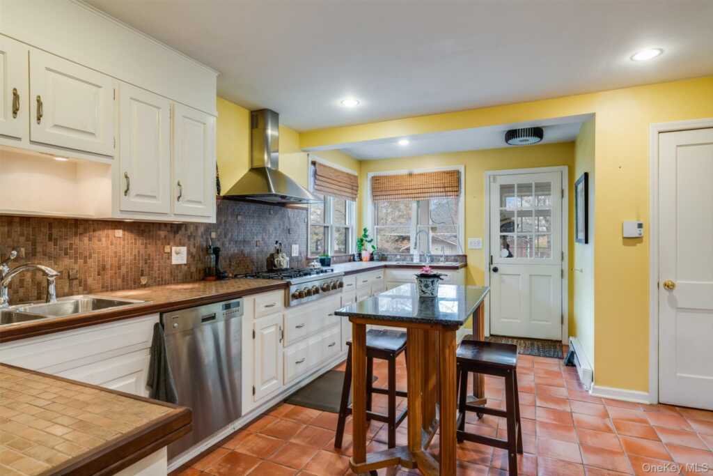 361 Albany Avenue, Kingston, NY 12401 - Photo 22 of 50