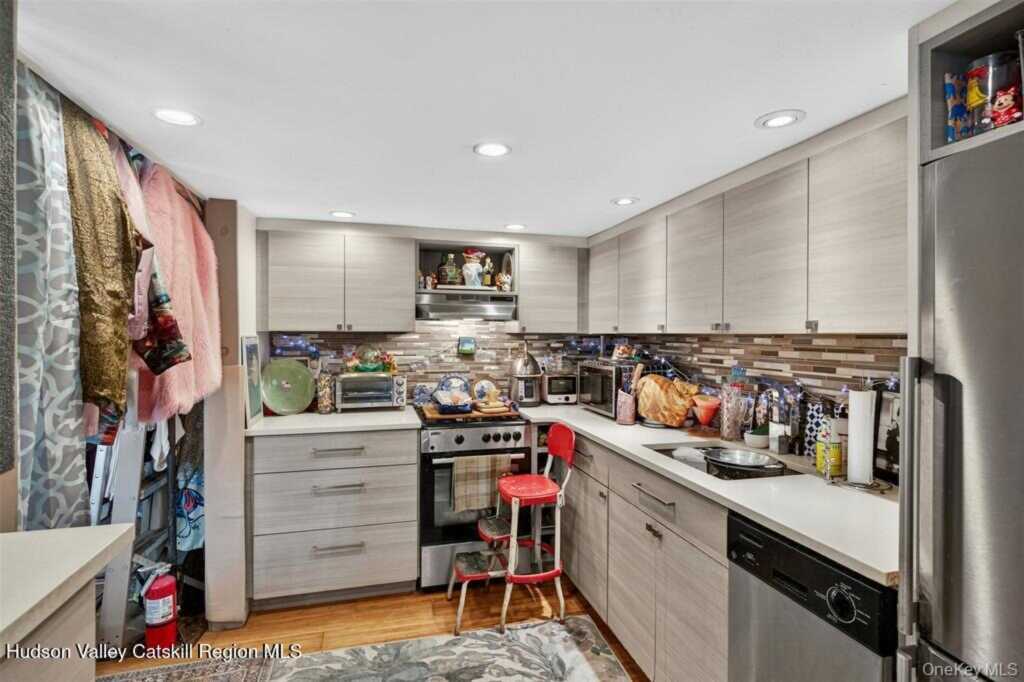 425 Main Street, Rosendale, NY 12472 - Photo 6 of 39