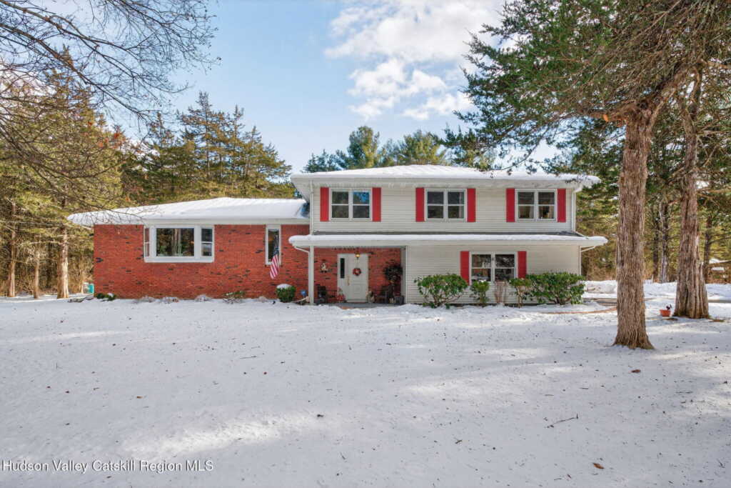 15 Royal Oak Road, Stone Ridge, NY 12484