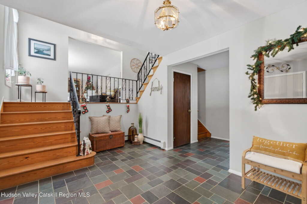 15 Royal Oak Road, Stone Ridge, NY 12484 - Photo 4 of 35