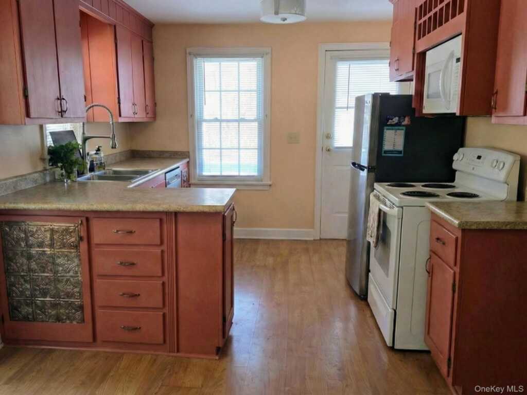 102 Fairview Avenue, Kingston, NY 12401 - Photo 2 of 17