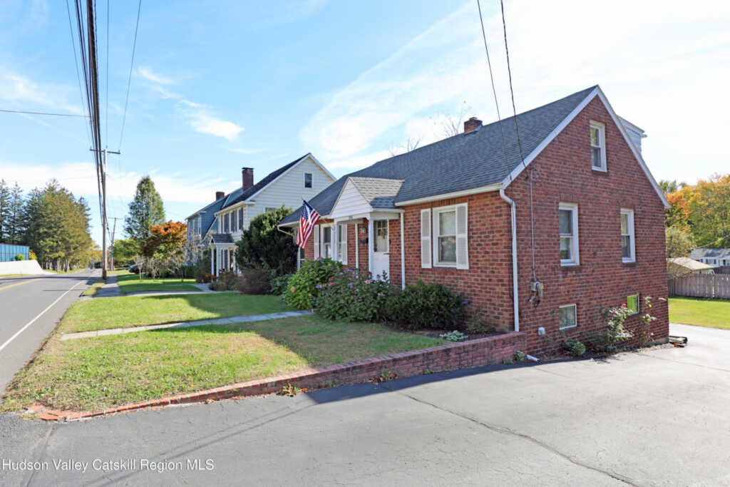 208 Lucas Avenue Avenue, Kingston, NY 12401 - Photo 2 of 24