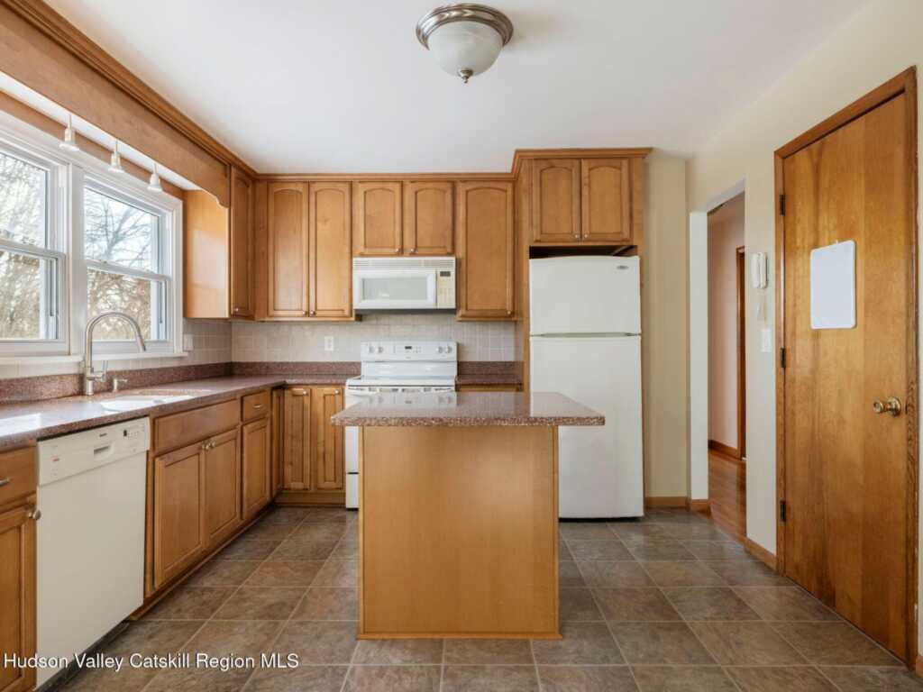 337 Elmendorf Drive, Hurley, NY 12443 - Photo 16 of 47