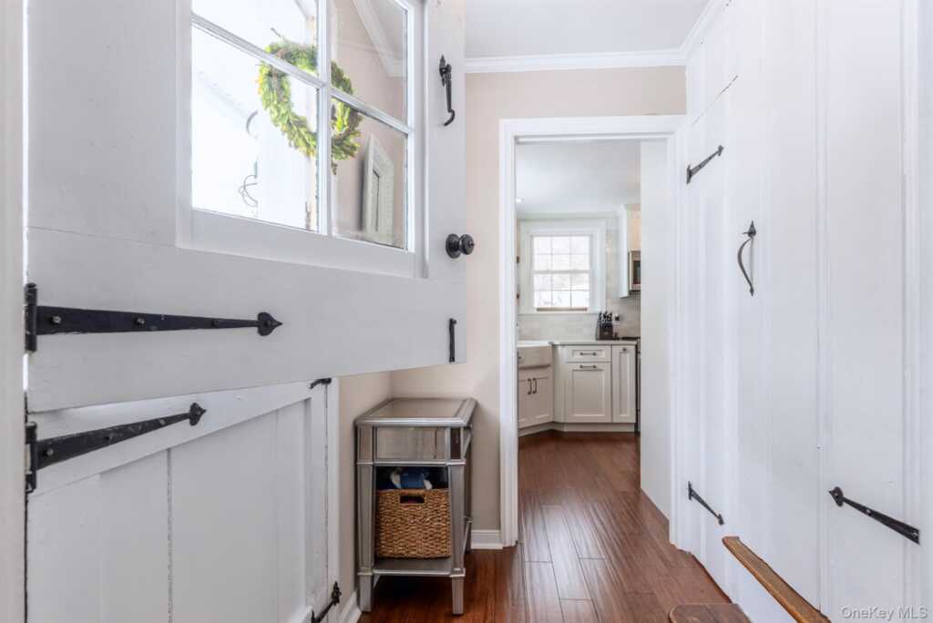 323 Hillside Avenue, Hurley, NY 12443 - Photo 5 of 48