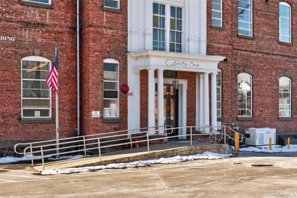 61 Crown Street, Kingston, NY 12401 - Photo 4 of 30