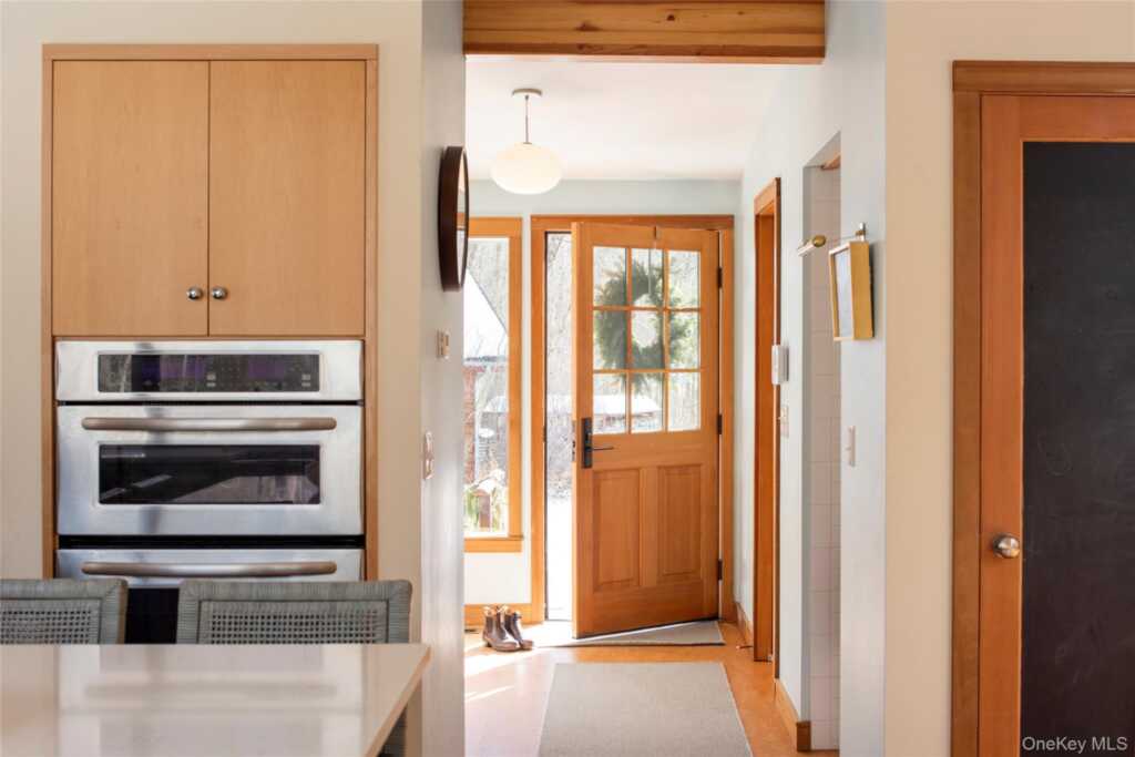 195 Vlei Road, Rhinebeck, NY 12572 - Photo 2 of 34