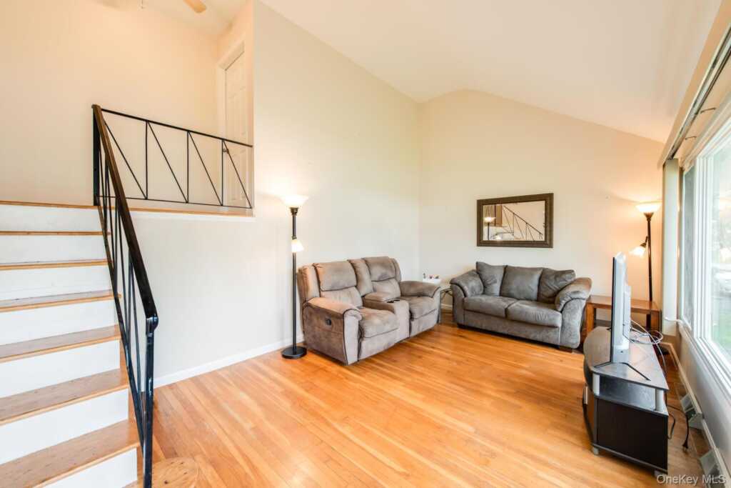 4 Edgewood Drive, Saugerties, NY 12477 - Photo 3 of 39