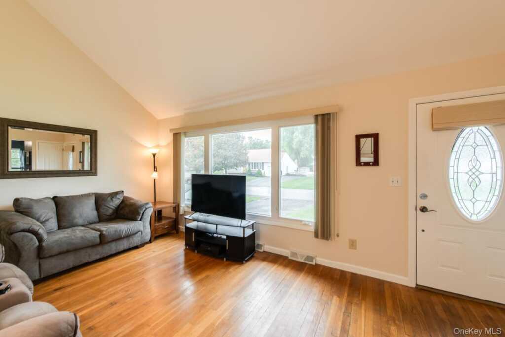 4 Edgewood Drive, Saugerties, NY 12477 - Photo 4 of 39