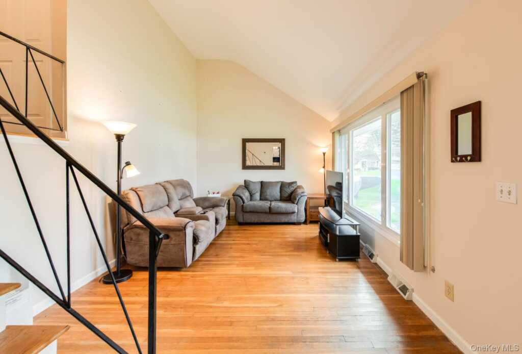 4 Edgewood Drive, Saugerties, NY 12477 - Photo 5 of 39