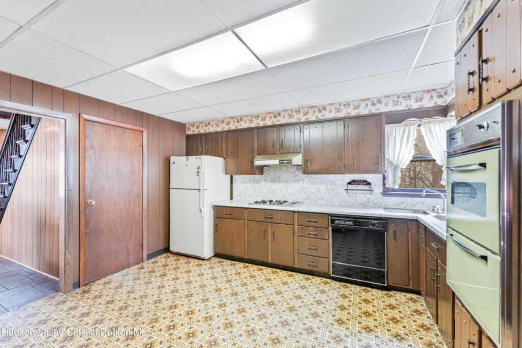 247 Chestnut Street, Kingston, NY 12401 - Photo 7 of 37