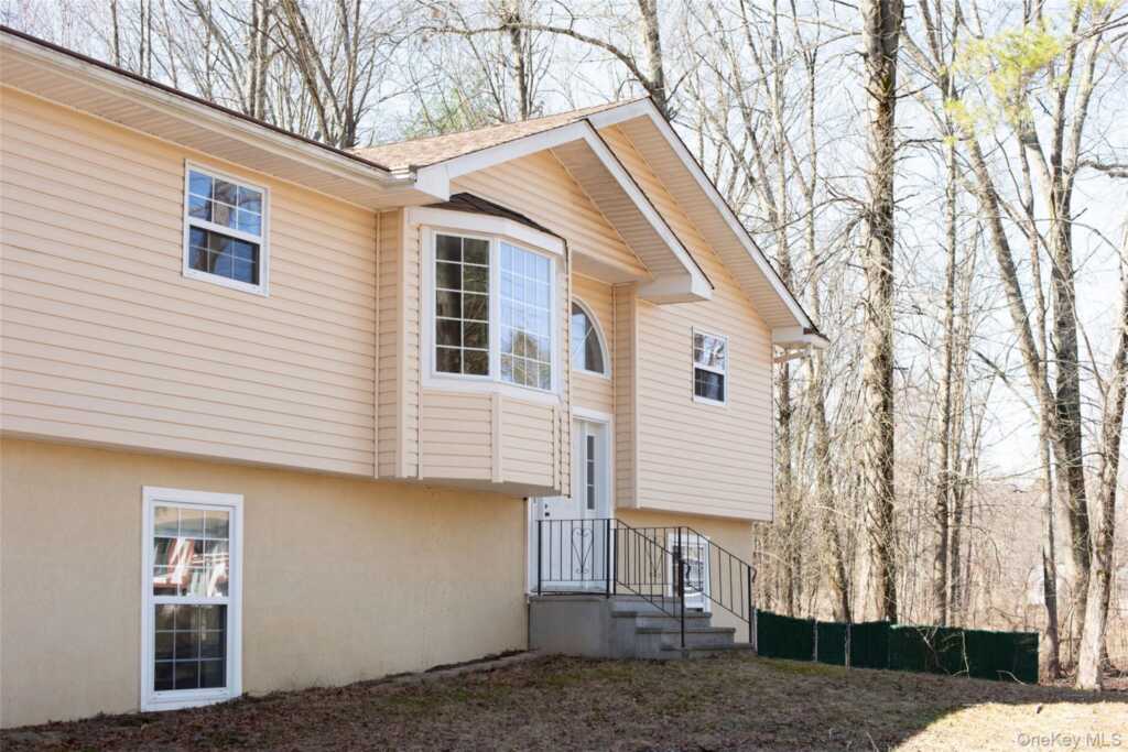 212 Rhinecliff Road, Rhinebeck, NY 12572 - Photo 2 of 18