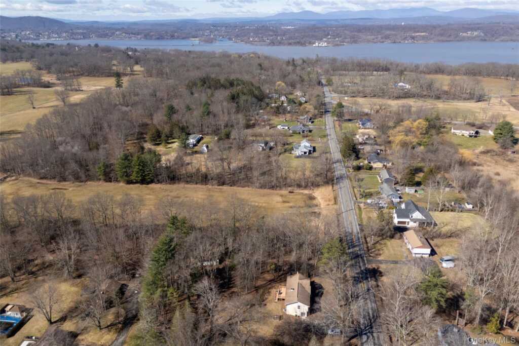 212 Rhinecliff Road, Rhinebeck, NY 12572 - Photo 3 of 18