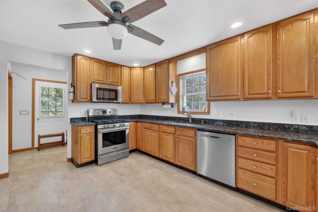 16 Carol Anns Way, Saugerties, NY 12477 - Photo 13 of 49