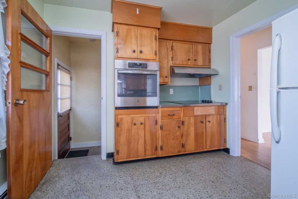 272 E Chester Street, Kingston, NY 12401 - Photo 8 of 25