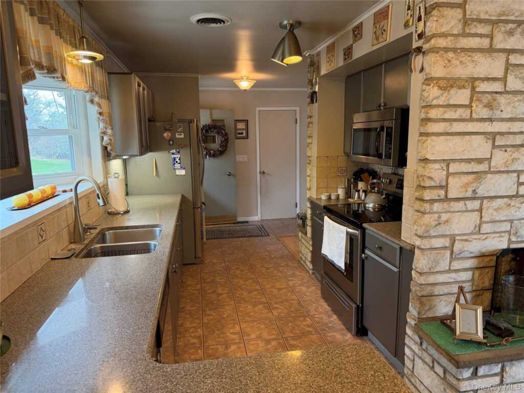 2518 Route 9G, Rhinebeck, NY 12580 - Photo 4 of 24