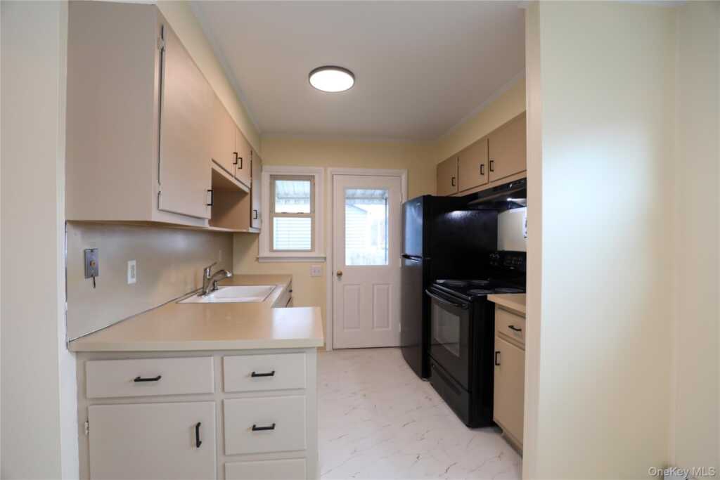 11 Mountain View Avenue, Saugerties, NY 12477 - Photo 4 of 23