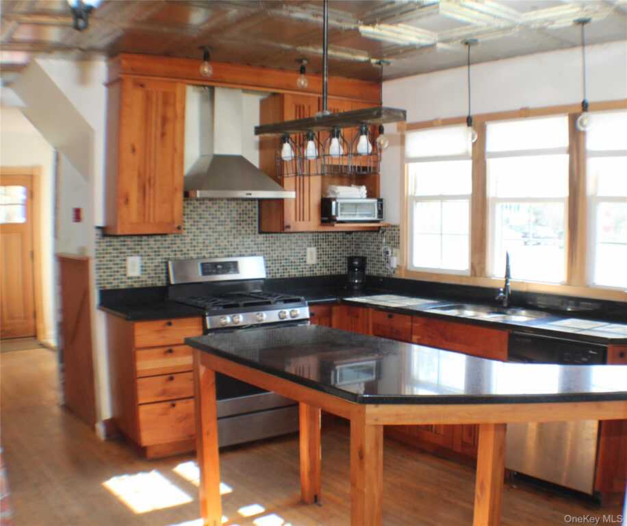 295 Lucas Avenue, Kingston, NY 12401 - Photo 8 of 29