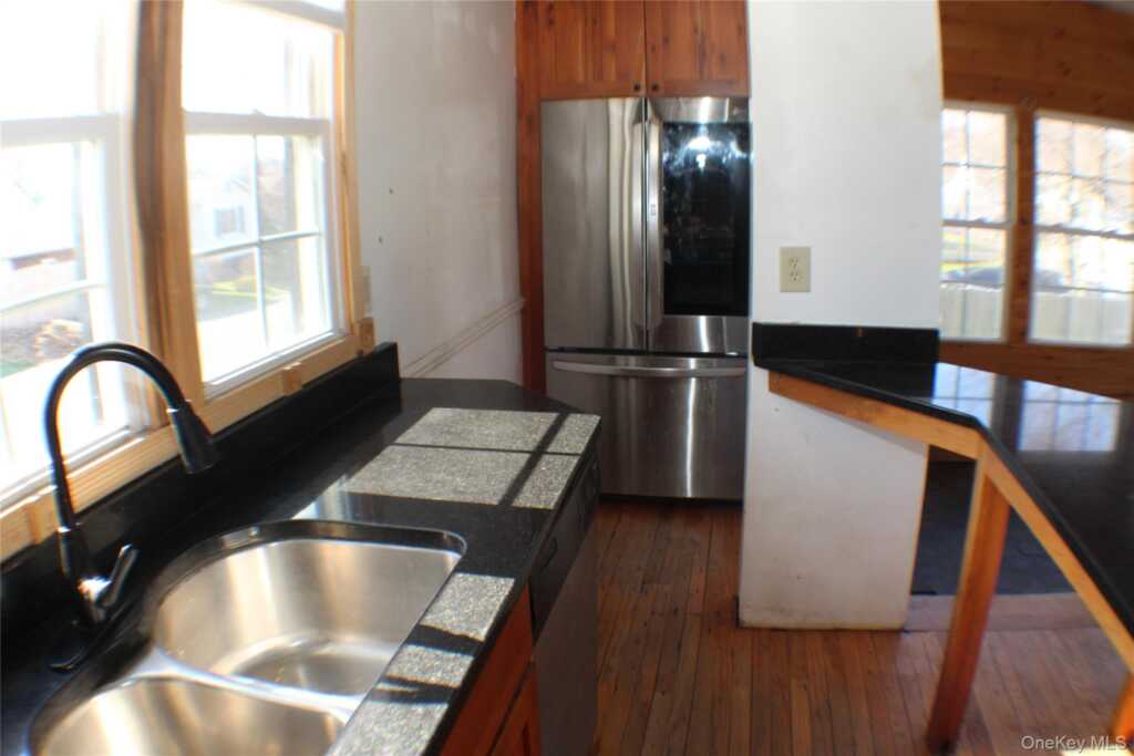 295 Lucas Avenue, Kingston, NY 12401 - Photo 9 of 29