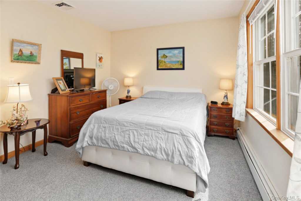 8 Robbins Lane, Saugerties, NY 12477 - Photo 11 of 32