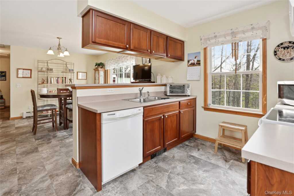 8 Robbins Lane, Saugerties, NY 12477 - Photo 19 of 32