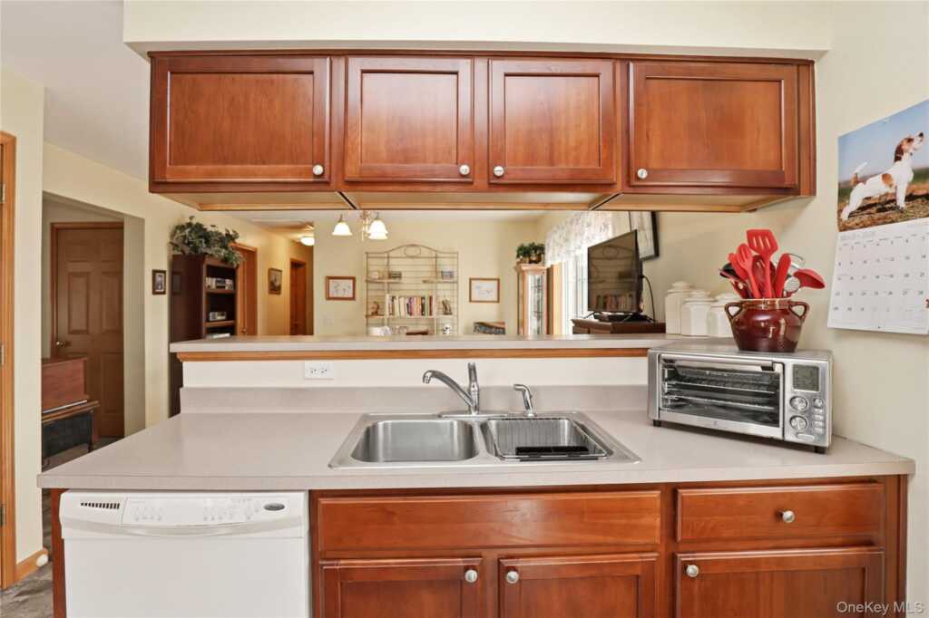 8 Robbins Lane, Saugerties, NY 12477 - Photo 20 of 32