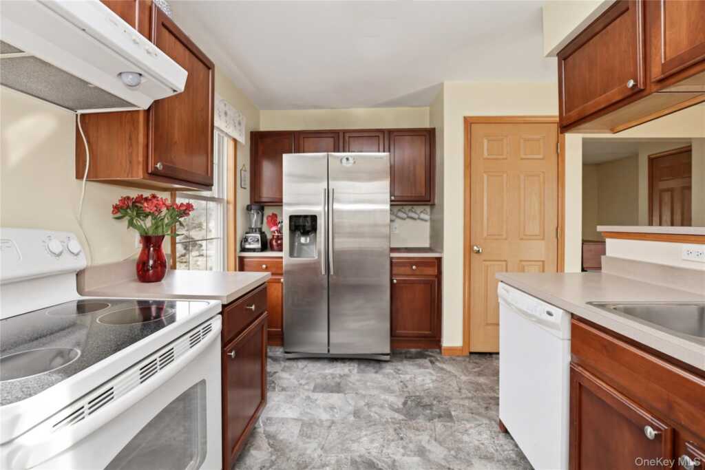 8 Robbins Lane, Saugerties, NY 12477 - Photo 21 of 32