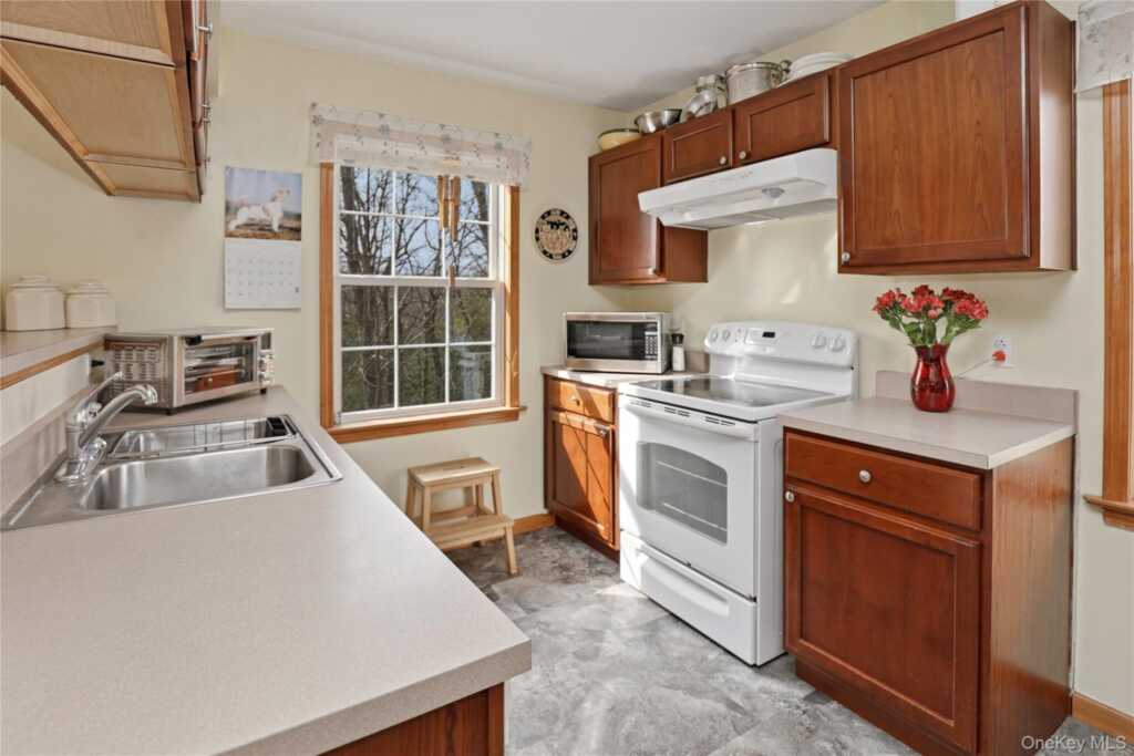 8 Robbins Lane, Saugerties, NY 12477 - Photo 22 of 32