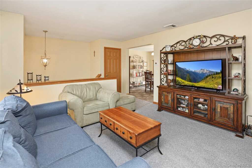 8 Robbins Lane, Saugerties, NY 12477 - Photo 23 of 32