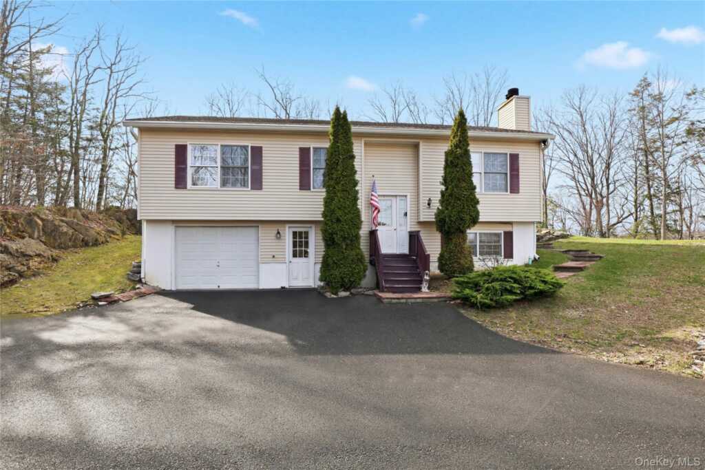 8 Robbins Lane, Saugerties, NY 12477 - Photo 3 of 32