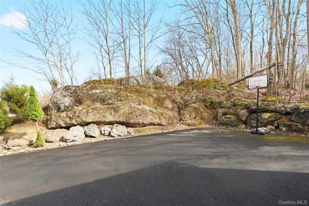 8 Robbins Lane, Saugerties, NY 12477 - Photo 4 of 32