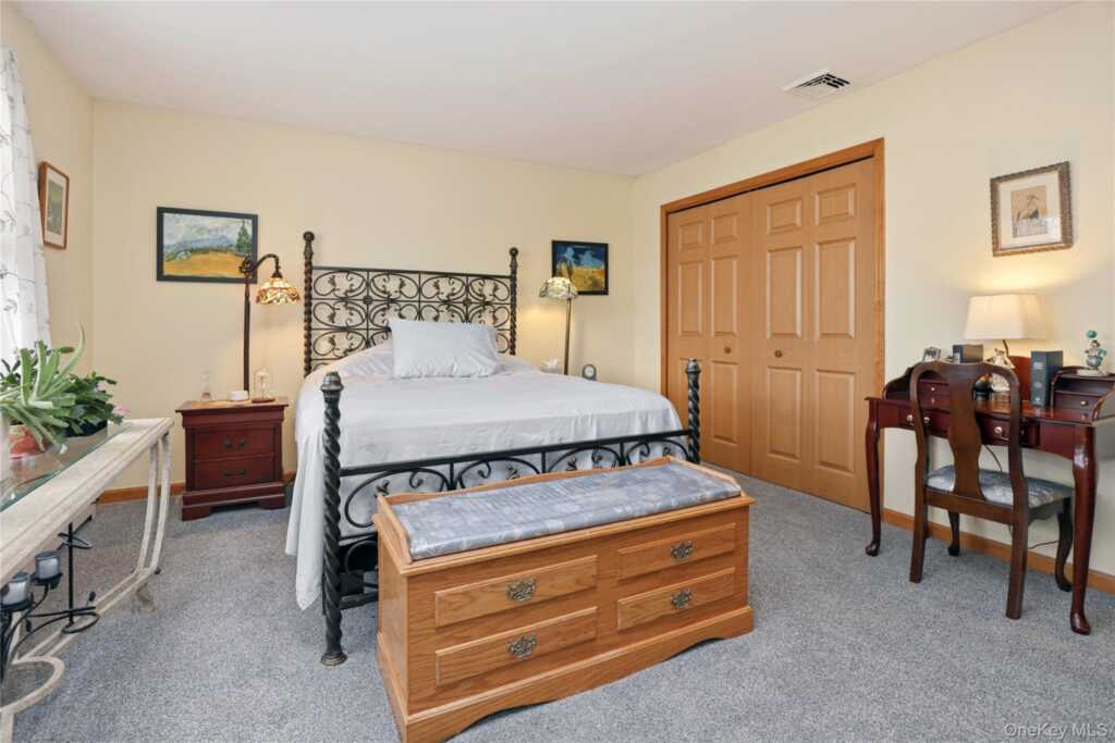 8 Robbins Lane, Saugerties, NY 12477 - Photo 9 of 32