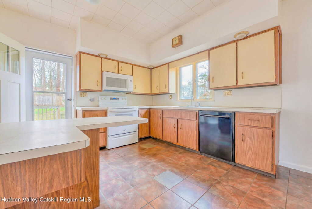 83 Orchard Street, Kingston, NY 12401 - Photo 10 of 28