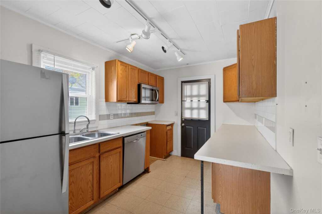 81 Pine Grove Avenue, Kingston, NY 12401 - Photo 7 of 34