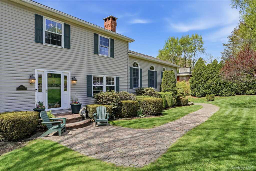 496 Mountain View Avenue, Hurley, NY 12443 - Photo 3 of 39