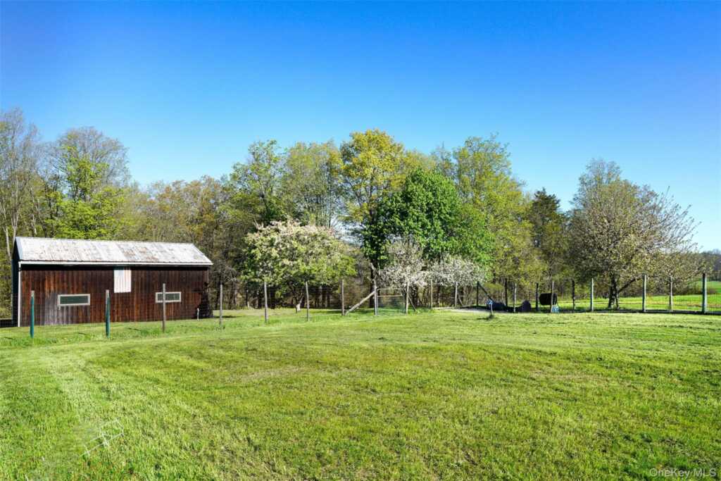 2005 Old Kings Highway, Saugerties, NY 12477 - Photo 4 of 22