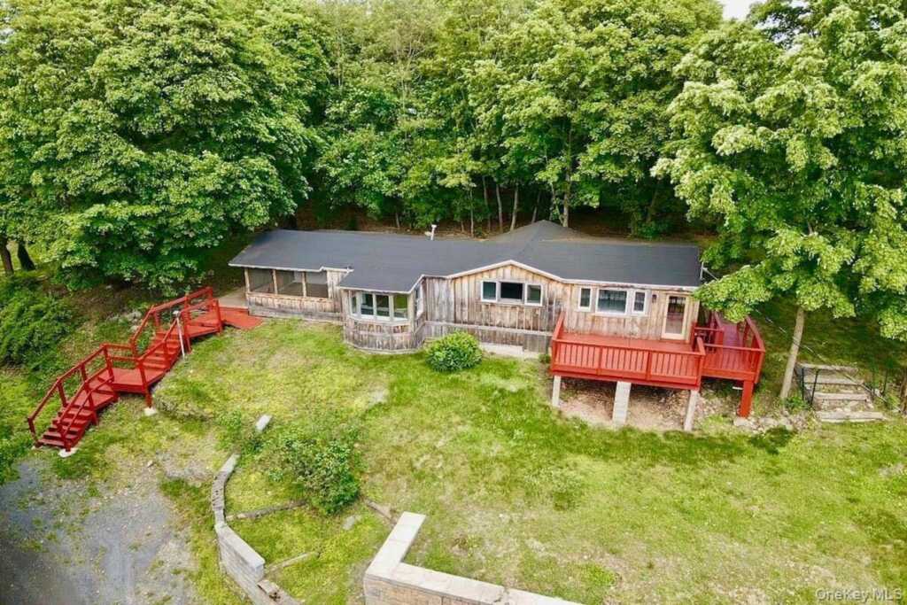 6 Woods Road, Rhinebeck, NY 12572