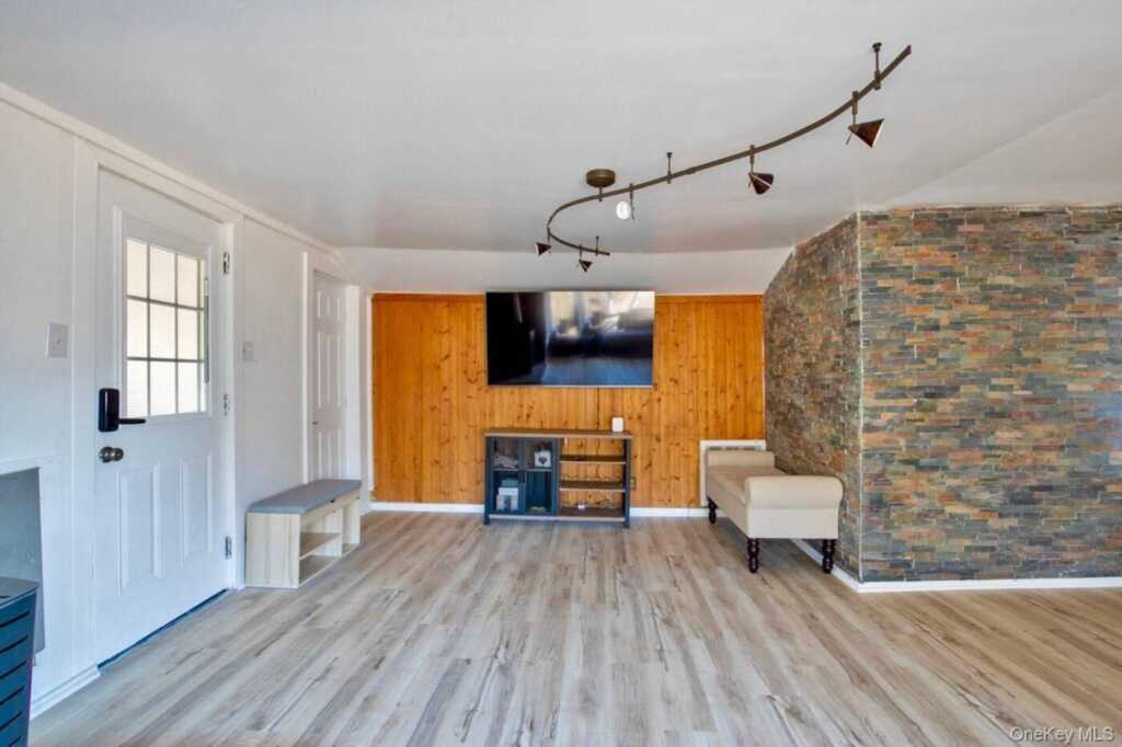 6 Woods Road, Rhinebeck, NY 12572 - Photo 5 of 9