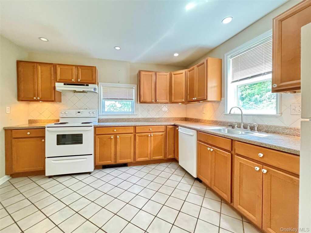 30 Oak Street, Unit #Apt #1, Rhinebeck, NY 12572 - Photo 11 of 29