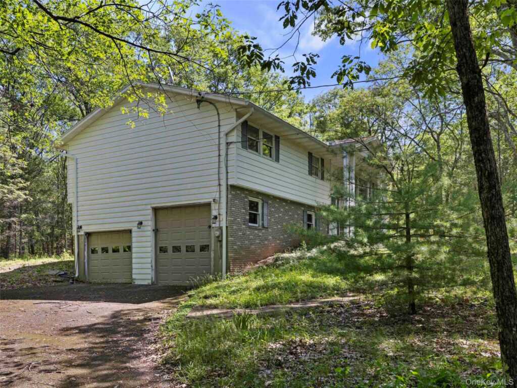 1079 Josephs Boulevard, Saugerties, NY 12477 - Photo 3 of 39