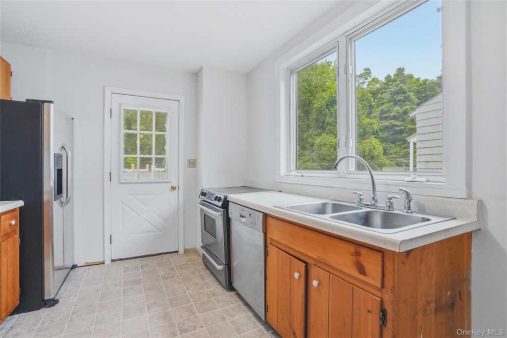 122 Andrew Street, Kingston, NY 12401 - Photo 9 of 18