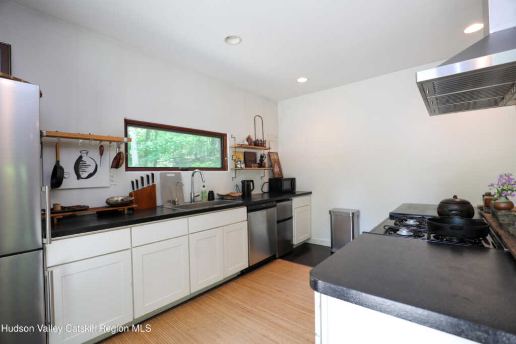 10 Fitzsimmons Lane, Woodstock, NY 12498 - Photo 13 of 34