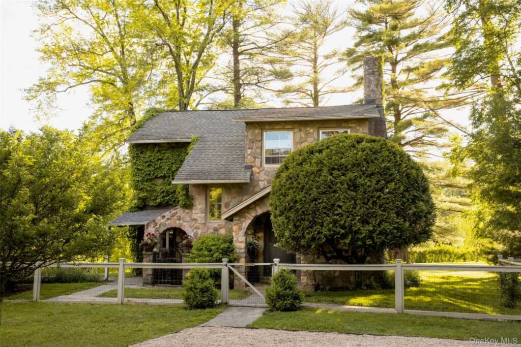 21-23 Library Lane, Woodstock, NY 12498