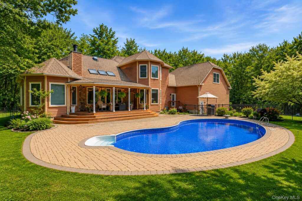 6 Foxwood Road, New Paltz, NY 12561
