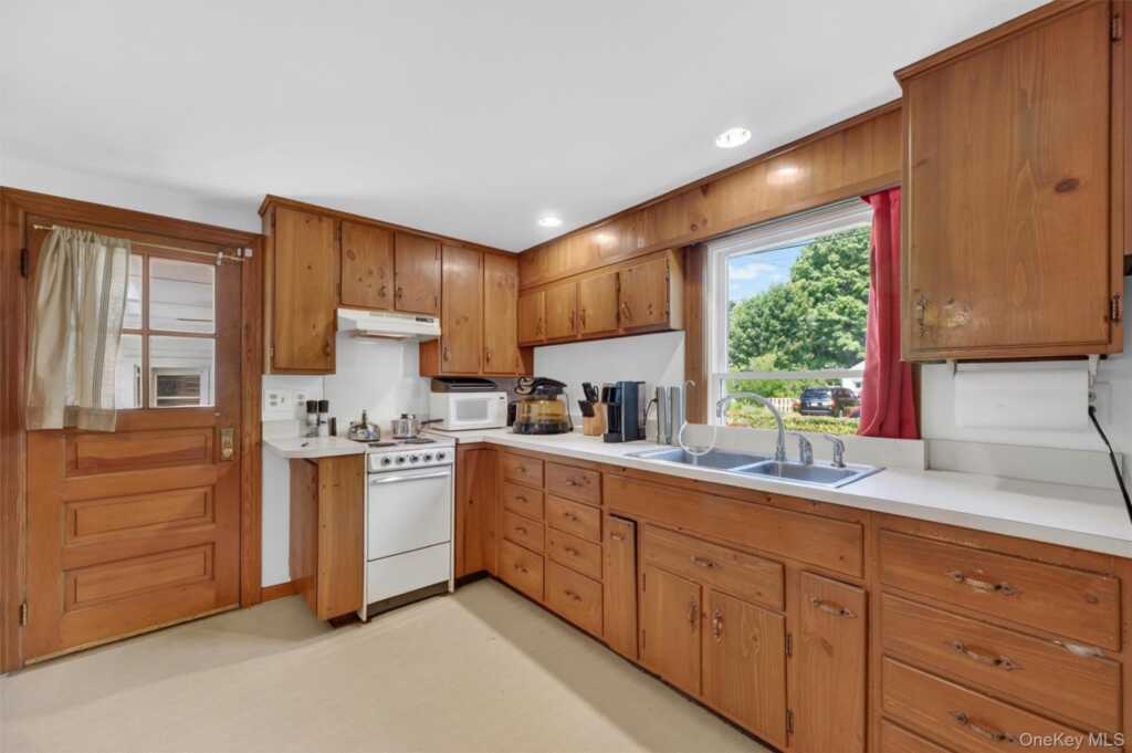 32 Merilina Avenue, Kingston, NY 12401 - Photo 8 of 26