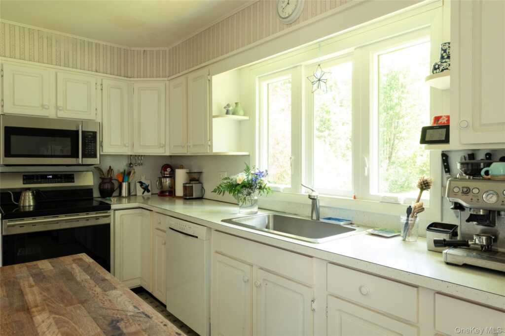22 Crosmour Road, Rhinebeck, NY 12572 - Photo 13 of 36