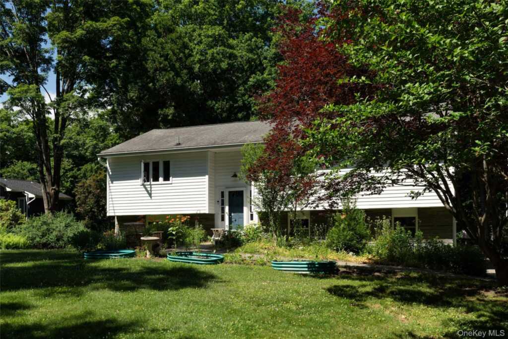 22 Crosmour Road, Rhinebeck, NY 12572 - Photo 2 of 36