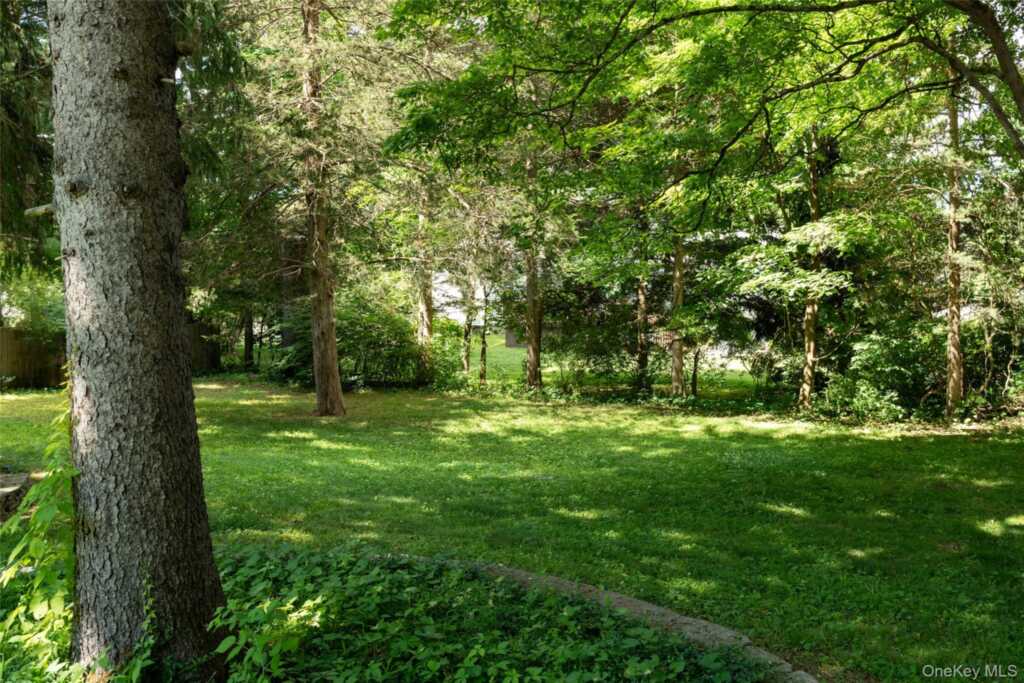 22 Crosmour Road, Rhinebeck, NY 12572 - Photo 4 of 36