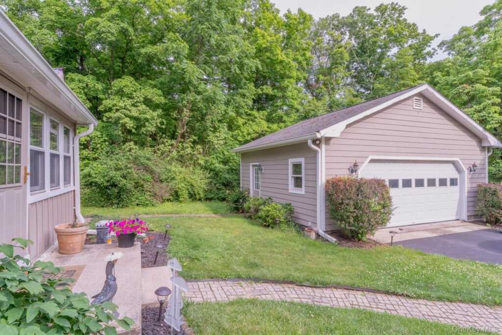 542 Blue Mountain Road, Saugerties, NY 12477 - Photo 4 of 44