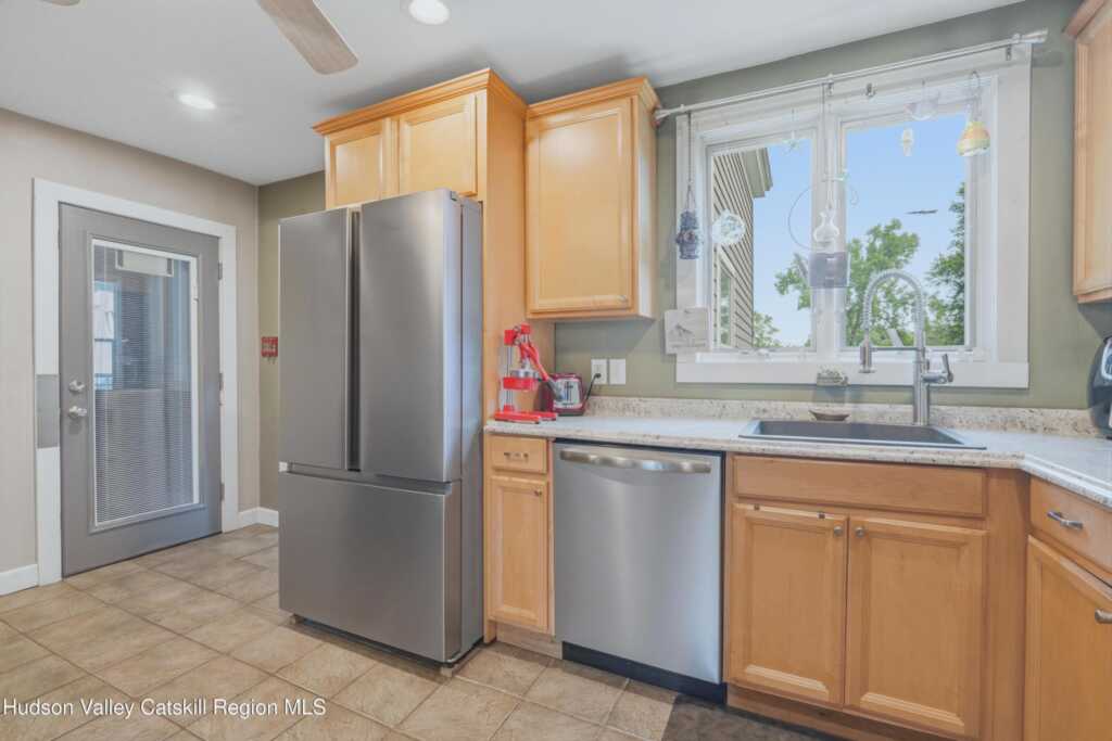 28 Railroad Avenue, Saugerties, NY 12477 - Photo 5 of 40